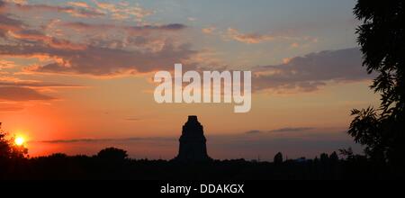 Die Schlacht der Nationen Denkmal ist während des Sonnenuntergangs, Deutschland, 28. August 2013 in Leipzig abgebildet. Die 91 Meter hohe wurde Schlacht der Nationen Memorial Schlacht der Nationen Memorial, eingeweiht im Jahre 1913 erbaut, zum Gedenken an die Schlacht von 1813 in Leipzig, in welche Truppen Napoleons und die Alliierten Truppen von Russland, Preußen, Österreich und Schweden kämpften und in dem 110,000 Menschen starben. Foto: WALTRAUD GRUBITZSCH Stockfoto