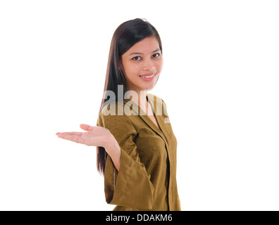 Asiatische Frau mit Batik Kleid zeigt auf eine leere Stelle auf weißem Hintergrund Stockfoto
