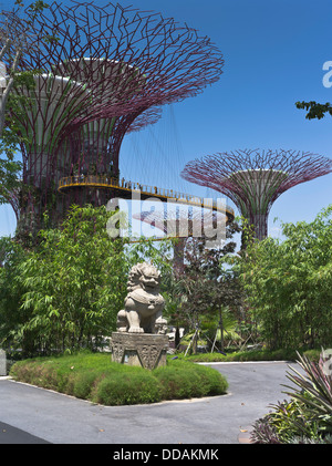 Dh Supertree grove Garten Gärten DURCH DIE BUCHT SINGAPUR Supertrees vertikalen Laufsteg fu Hund lion Statue asiatische Park Stockfoto