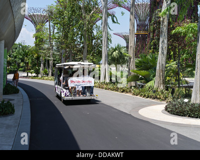 Dh Shuttle bus Service GÄRTEN DURCH DIE BUCHT SINGAPUR Supertrees vertikalen Garten skyway Gehweg Park Stockfoto