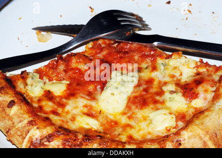 Teil gegessen Käse und Tomaten-Pizza mit Messer und Gabel. Stockfoto