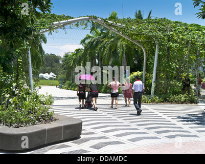 dh Baby Boy SKULPTURENGÄRTEN AN DER BAY SINGAPORE ASIA Familienspaziergang Gartenpark Spazierweg Stockfoto