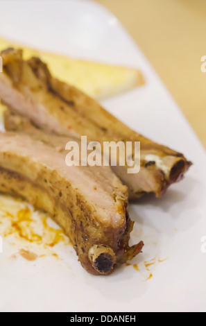 Spare Ribs Eisbein auf weißen Teller Stockfoto