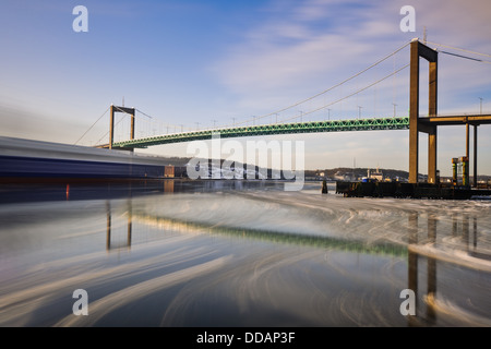 Brücke und Fluss im Winter, Älvsborgsbron, Göteborg, Schweden Stockfoto