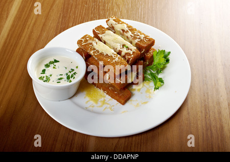 Snack-Braten-Zwieback aus dunklem Brot mit Käse Stockfoto