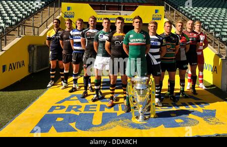 29.8.2013 (L-R) Jonathan Thomas von Worcester Warriors, Will Welch von Newcastle Falcons, Stuart Hooper von Bath, Dean Mumm der Exeter Chiefs, Declan Danaher von London Irish, Chris Bell von London Wasps, Toby Flut von Leicester Tigers, Dan Braid der Verkauf Haifische, Dan Geflecht aus Northampton Saints, Chris Robshaw von Harlekinen, Steve Borthwick der Sarazenen und Jonathan Thomas von Worcester Warriors posieren für ein Foto während des Besuchs der Aviva Premiership Saison Start 2013-2014 im Twickenham Stadion am 29. August 2013 in London, England. Stockfoto