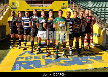 29.8.2013 (L-R) Jonathan Thomas von Worcester Warriors, Will Welch von Newcastle Falcons, Stuart Hooper von Bath, Dean Mumm der Exeter Chiefs, Declan Danaher von London Irish, Chris Bell von London Wasps, Toby Flut von Leicester Tigers, Dan Braid der Verkauf Haifische, Dan Geflecht aus Northampton Saints, Chris Robshaw von Harlekinen, Steve Borthwick der Sarazenen und Jonathan Thomas von Worcester Warriors posieren für ein Foto während des Besuchs der Aviva Premiership Saison Start 2013-2014 im Twickenham Stadion am 29. August 2013 in London, England. Stockfoto