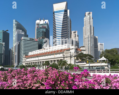 dh das Fullerton Hotel Gebäude IM ZENTRUM VON SINGAPUR Alte neue Blumen Maybank Tower City Wolkenkratzer Skyline tagsüber bhz Stockfoto