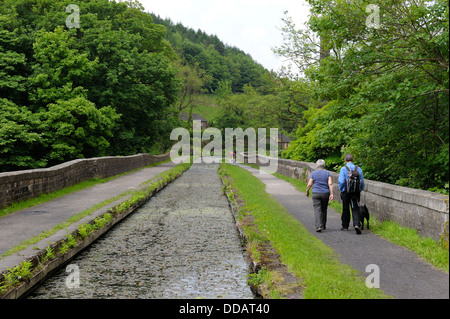 Ein älteres Paar, das ein Hund entlang des Kanals Cromford Derbyshire England uk Stockfoto