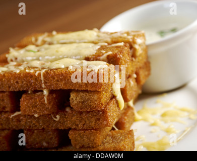 Snack-Braten-Zwieback aus dunklem Brot mit Käse Stockfoto