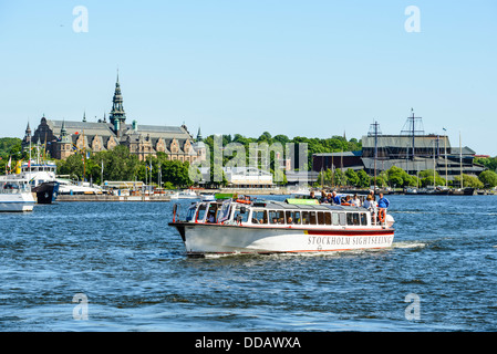 Ausflugsschiff bei Nybroviken Stockholm Schweden mit Djurgården Museen hinter darunter Junibacken, Vasamuseet, Nordiska museet Stockfoto