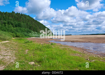 Pinega-Fluss in der Region Archangelsk, nördliche Russia.Golubino Stockfoto