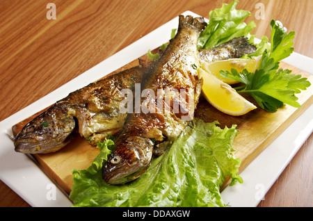 Zwei gegrillte Rainbow Trouts.Served mit Gemüse Stockfoto