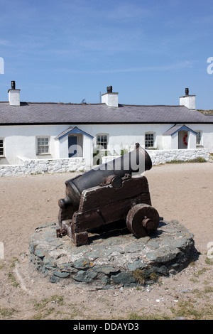 Kanone befindet sich außerhalb der Piloten auf dem Land auf Llanddwyn Island, Anglesey Stockfoto