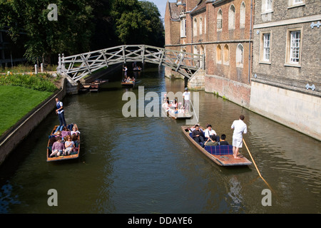 Punting mathematische Brücke Fluss Cam Cambridge England Stockfoto