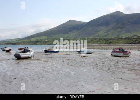 Boote auf den Strand bei Trefor, liegt am Fuße des Yr eIFL.net, die höchsten Berge auf der Halbinsel Llyn, Wales Stockfoto