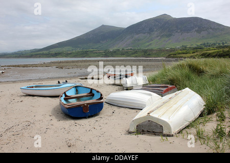 Boote geschleppt bis auf den Strand bei Trefor, liegt am Fuße des Yr eIFL.net, die höchsten Berge auf der Halbinsel Llyn Wales Stockfoto