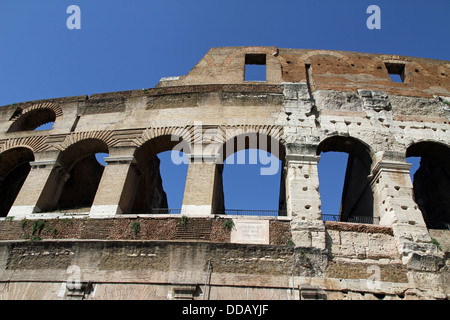 Detail von einem antiken Bogen des Kolosseums in Rom Italien und blauer Himmel Stockfoto
