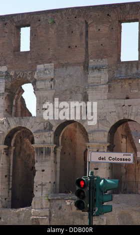 Rote Straße Zeichen Semaphore mit Piazza del Colosseo Symbol Italiens in Rom Stockfoto