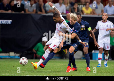Mailand, Italien. 28. August 2013. Kevin-Prince Boateng (Mailand), Ola Toivonen (PSV) Fußball / Fußball: UEFA Champions League Play-off 2. Bein match zwischen dem AC Mailand 3-0 PSV Eindhoven im Stadio Giuseppe Meazza in Mailand, Italien. © Maurizio Borsari/AFLO/Alamy Live-Nachrichten Stockfoto
