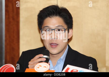 Kenneth Fok hält Pressekonferenz zu zeigen, neue Baby zu Medien in Hong Kong, China am Donnerstag August 29,2013.Retired Tauchen Olympiasieger Guo gebar ihr erstes Baby mit Kenneth Fok, der älteste Sohn von Tycoon Timothy Fok, in Hong Kong am Dienstag. "Jingjing und das Baby mit einem Gewicht von 3,3 Kilogramm sind gesund und munter," Kenneth gebloggt auf Sina Weibo am 12:24 am Dienstag , seine Dankbarkeit gegenüber Angehörigen des medizinischen Personals, Verwandte und Freunde hinzufügen. Er äußerte auch die Freude der ganzen Familie Fok bei der Geburt des Kindes. Stockfoto