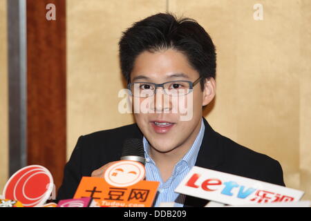 Kenneth Fok hält Pressekonferenz zu zeigen, neue Baby zu Medien in Hong Kong, China am Donnerstag August 29,2013.Retired Tauchen Olympiasieger Guo gebar ihr erstes Baby mit Kenneth Fok, der älteste Sohn von Tycoon Timothy Fok, in Hong Kong am Dienstag. "Jingjing und das Baby mit einem Gewicht von 3,3 Kilogramm sind gesund und munter," Kenneth gebloggt auf Sina Weibo am 12:24 am Dienstag , seine Dankbarkeit gegenüber Angehörigen des medizinischen Personals, Verwandte und Freunde hinzufügen. Er äußerte auch die Freude der ganzen Familie Fok bei der Geburt des Kindes. Stockfoto