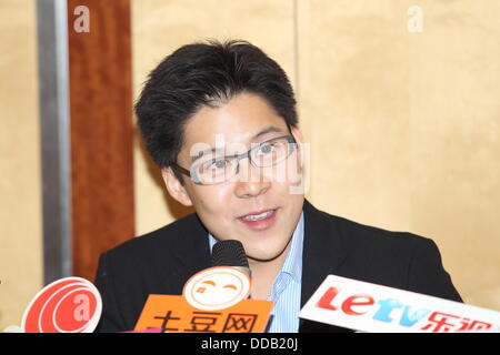 Kenneth Fok hält Pressekonferenz zu zeigen, neue Baby zu Medien in Hong Kong, China am Donnerstag August 29,2013.Retired Tauchen Olympiasieger Guo gebar ihr erstes Baby mit Kenneth Fok, der älteste Sohn von Tycoon Timothy Fok, in Hong Kong am Dienstag. "Jingjing und das Baby mit einem Gewicht von 3,3 Kilogramm sind gesund und munter," Kenneth gebloggt auf Sina Weibo am 12:24 am Dienstag , seine Dankbarkeit gegenüber Angehörigen des medizinischen Personals, Verwandte und Freunde hinzufügen. Er äußerte auch die Freude der ganzen Familie Fok bei der Geburt des Kindes. Stockfoto