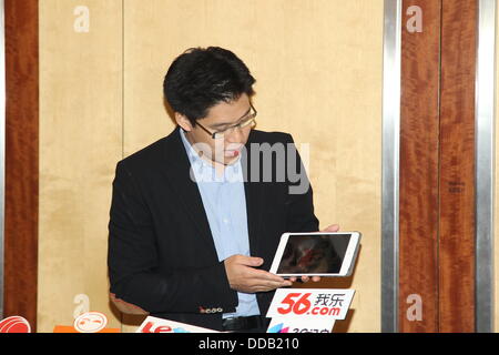 Kenneth Fok hält Pressekonferenz zu zeigen, neue Baby zu Medien in Hong Kong, China am Donnerstag August 29,2013.Retired Tauchen Olympiasieger Guo gebar ihr erstes Baby mit Kenneth Fok, der älteste Sohn von Tycoon Timothy Fok, in Hong Kong am Dienstag. "Jingjing und das Baby mit einem Gewicht von 3,3 Kilogramm sind gesund und munter," Kenneth gebloggt auf Sina Weibo am 12:24 am Dienstag , seine Dankbarkeit gegenüber Angehörigen des medizinischen Personals, Verwandte und Freunde hinzufügen. Er äußerte auch die Freude der ganzen Familie Fok bei der Geburt des Kindes. Stockfoto