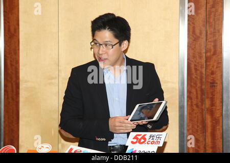 Kenneth Fok hält Pressekonferenz zu zeigen, neue Baby zu Medien in Hong Kong, China am Donnerstag August 29,2013.Retired Tauchen Olympiasieger Guo gebar ihr erstes Baby mit Kenneth Fok, der älteste Sohn von Tycoon Timothy Fok, in Hong Kong am Dienstag. "Jingjing und das Baby mit einem Gewicht von 3,3 Kilogramm sind gesund und munter," Kenneth gebloggt auf Sina Weibo am 12:24 am Dienstag , seine Dankbarkeit gegenüber Angehörigen des medizinischen Personals, Verwandte und Freunde hinzufügen. Er äußerte auch die Freude der ganzen Familie Fok bei der Geburt des Kindes. Stockfoto