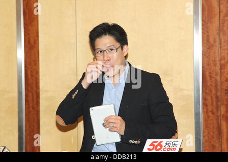 Kenneth Fok hält Pressekonferenz zu zeigen, neue Baby zu Medien in Hong Kong, China am Donnerstag August 29,2013.Retired Tauchen Olympiasieger Guo gebar ihr erstes Baby mit Kenneth Fok, der älteste Sohn von Tycoon Timothy Fok, in Hong Kong am Dienstag. "Jingjing und das Baby mit einem Gewicht von 3,3 Kilogramm sind gesund und munter," Kenneth gebloggt auf Sina Weibo am 12:24 am Dienstag , seine Dankbarkeit gegenüber Angehörigen des medizinischen Personals, Verwandte und Freunde hinzufügen. Er äußerte auch die Freude der ganzen Familie Fok bei der Geburt des Kindes. Stockfoto