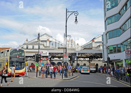 Busse, Taxis und Fußgänger außerhalb der Bahn zum Bahnhof von Brighton UK Stockfoto