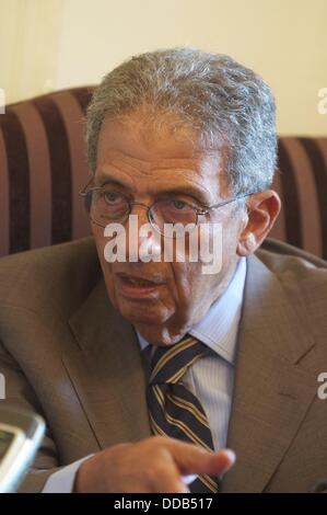 26. August 2013 spricht - Kairo, Ägypten - ägyptische Politiker AMR MOUSSA mit einem italienischen Radio-Journalist in seinem Büro Cairo auf Montag, 26. August 2013. Moussa ist ein ehemaliger ägyptischer Außenminister und Präsidentschaftskandidat. Er ist derzeit führend in die nationale Rettungsfront politischen Partei, die die militärische unterstützte Übergangsregierung unterstützt die Macht übernahm, nachdem Präsident Mohamed Morsi abgesetzt wurde. (Bild Kredit: Cliff Cheney/ZUMAPRESS.com ©) Stockfoto