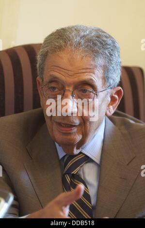 26. August 2013 spricht - Kairo, Ägypten - ägyptische Politiker AMR MOUSSA mit einem italienischen Radio-Journalist in seinem Büro Cairo auf Montag, 26. August 2013. Moussa ist ein ehemaliger ägyptischer Außenminister und Präsidentschaftskandidat. Er ist derzeit führend in die nationale Rettungsfront politischen Partei, die die militärische unterstützte Übergangsregierung unterstützt die Macht übernahm, nachdem Präsident Mohamed Morsi abgesetzt wurde. (Bild Kredit: Cliff Cheney/ZUMAPRESS.com ©) Stockfoto