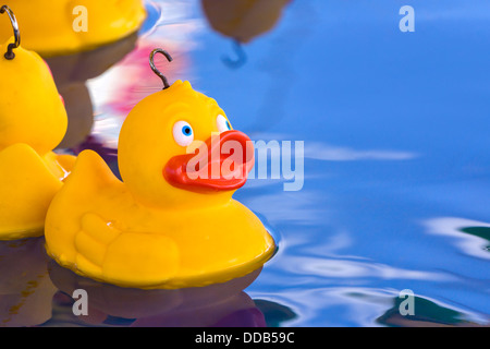 Eine gelbe Kunststoff Ente erwartet seinerseits auf einem Jahrmarkt Stand an Bournemouth Pier eingehakt werden. Stockfoto