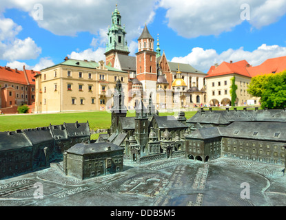 Ansicht eines Modells des königlichen Schlosses in Krakau mit realen Gebäuden im Hintergrund Stockfoto