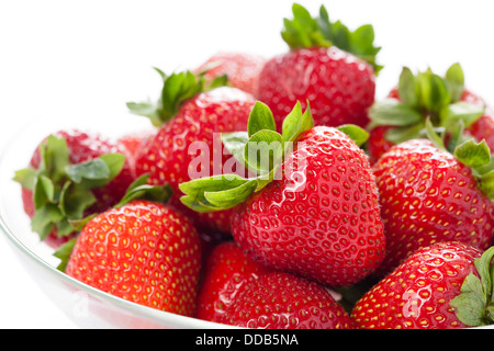 RIP-Erdbeeren auf weißem Hintergrund Stockfoto