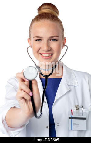 Lächeln, schöne Ärztin oder Krankenschwester hält ein Stethoskop-Scheibe in der Hand bereit zuzuhören, Ihr Herz oder Lunge, isoliert auf weiss Stockfoto