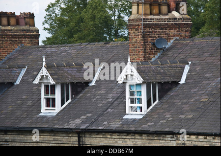 Dachgauben auf traditionelle Reihenhaus wohnen innerhalb der Stadtmauern von York North Yorkshire England UK Stockfoto