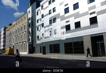 London, UK. 30. August 2013. neues Studentenwohnheim in Islington gewinnt 2013 Carbuncle Cup für "schlimmste Neubau". Gebäude-Design-Magazin hat seine jährlichen Preis für den schlimmsten Fall Neubau verliehen. Der diesjährige Gewinner ist ein Student Unterkunft Block in Islington, Nordlondon. Das Magazin sagt, es "bietet eine Gefängnis-ähnliche Erfahrung für studentische Bewohner" und entsprechend liegt in der Nähe von Pentonville Prison. Bildnachweis: Jeffrey Blackler/Alamy Live-Nachrichten Stockfoto