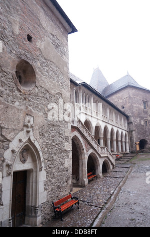 Blick auf den Innenhof in der Corvin Burg Hunedoara in Rumänien Stockfoto