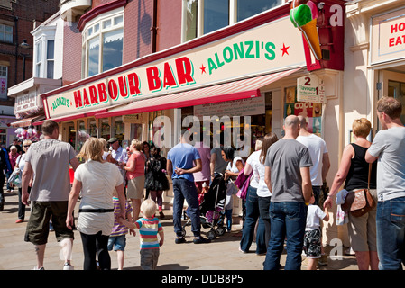 Menschen Touristen Besucher spazieren durch Harbour Bar Café im Sommer Scarborough Seafront Resort North Yorkshire England Großbritannien Großbritannien Großbritannien Großbritannien Großbritannien Großbritannien Großbritannien Großbritannien Großbritannien Großbritannien Großbritannien Großbritannien Stockfoto