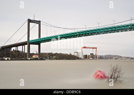 Roten Felsen im Fluss, Älvsborgsbron, Göteborg, Schweden Stockfoto