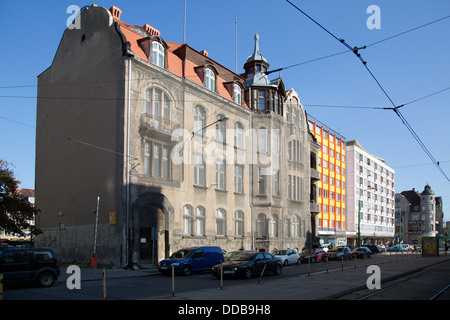 Posen, Polen, neben einem unsanierten Altbauten der 60er Jahre Stockfoto