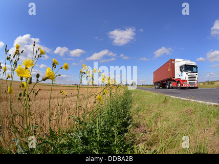 LKW Winkel Blick auf LKW Reisen entlang der Landstraße in der Nähe von Leeds, Yorkshire Vereinigtes Königreich Stockfoto