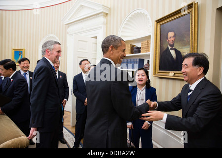 US-Präsident Barack Obama spricht mit chinesischen Vize-Premier Wang Yang und der chinesischen Delegation nach einem Treffen am Rande der uns China strategischen und wirtschaftlichen Dialog im Oval Office des weißen Hauses 11. Juli 2013 in Washington, DC. Stockfoto