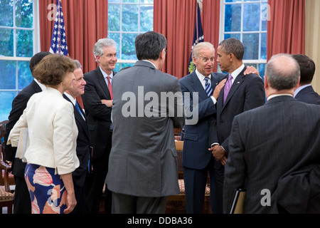 US-Präsident Barack Obama hört, Vize-Präsident Joe Biden nach einem Treffen mit chinesischen Vize-Premier Wang Yang und Staat Hofrat Yang Jiechi am Rande der US-chinesischen strategischen und wirtschaftlichen Dialog im Oval Office 11. Juli 2013 in Washington, DC. Mit ihnen stehen von links: Botschafter in China Gary Locke; Caroline Atkinson, Special Assistant des Präsidenten für internationale ökonomische Beziehungen; Nationalen wirtschaftlichen Rat Direktor Gene Sperling; Stv. Sekretär Bill Burns; Staatssicherheit Berater Susan Rice; Finanzminister Jack Lew; Danny Russel, Senior Director für Stockfoto