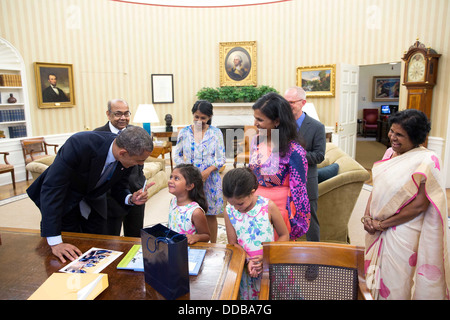 US-Präsident Barack Obama spricht mit ausgetretene Mitarbeiter Ruchi Bhowmik und ihrer Familie im Oval Office des weißen Hauses 12. Juli 2013 in Washington, DC. Stockfoto