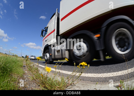 LKW Winkel Blick auf LKW Reisen entlang der Landstraße in der Nähe von Leeds, Yorkshire Vereinigtes Königreich Stockfoto