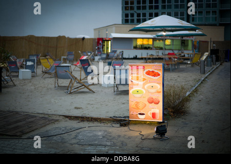 Berlin, Deutschland, leeren Strand Snack auf der Friedrichstraße, die blaue Stunde Stockfoto