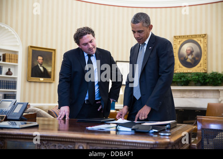 US-Präsident Barack Obama spricht mit Director Speechwriting Cody Keenan im Oval Office des weißen Hauses 23. Juli 2013 in Washington, DC. Stockfoto